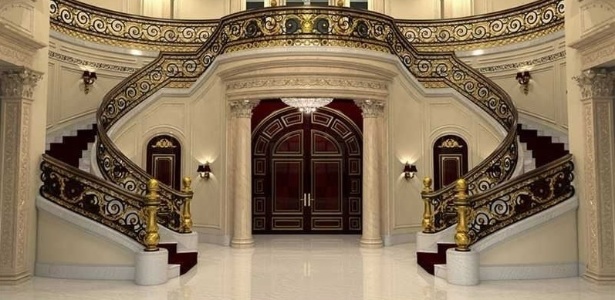 Só a escadaria de mármora da mansão Le Palais Royal vale US$ 2 milhões - Divulgação/Florida Moves