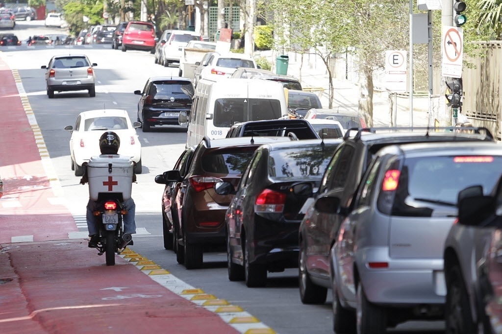 11.set.2014 - Moto trafega em trecho da ciclovia Pacaembu na rua Piauí, em Higienópolis, zona central de São Paulo. Pedestres, carros, motos e até carroças podem ser vistos invadindo a faixa destinada para bicicletas às vésperas da inauguração do novo trecho das ciclovias em São Paulo, realizado no dia 13 - Reinaldo Canato/UOL