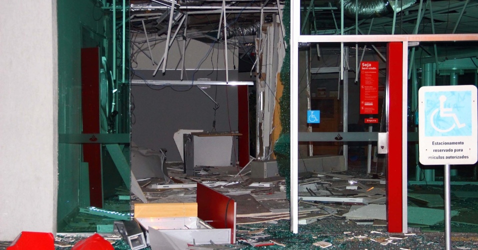 12.set.2014 - Quatro homens armados entraram em uma agência bancária na Vila Anastácio, em São Paulo, na madrugada desta sexta-feira (12), e explodiram caixas eletrônicos. Moradores da região avisaram a polícia, mas os homens conseguiram fugir