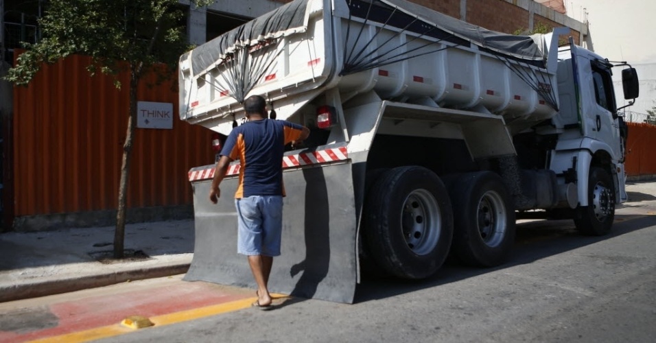 12.set.2014 - Caminhão para na ciclovia da rua Bresser, na região leste de São Paulo, um dia antes da inauguração do novo trecho da ciclovia em São Paulo