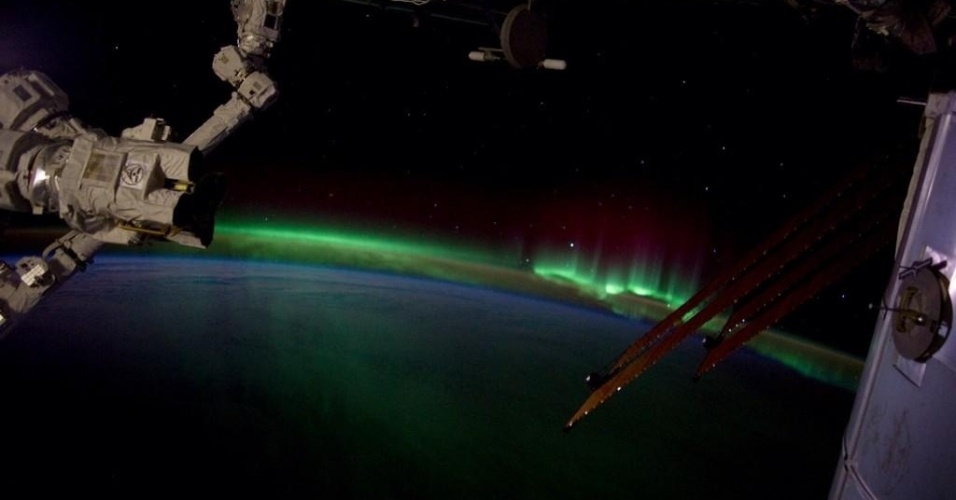 12.set.2014 - Da ISS (Estação Espacial Internacional, em sigla em inglês), o astronauta norte-americano Reid Wiseman postou na sua conta do Twitter (@astro_reid) uma foto da aurora boreal na atmosfera terrestre. Na mensagem, ele diz 'Linda #aurora está voltando. Um retorno bem-vindo, de fato!', em tradução livre