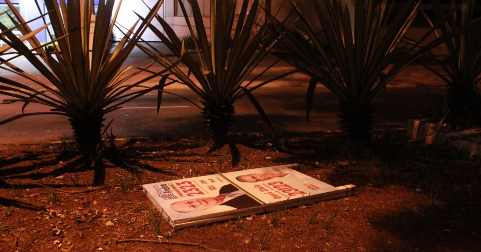 19/9/2014 - Um dos 30 cavaletes desmontados do candidato a deputado federal Roberto Freire (PPS) que passaram a noite no canteiro central da avenida Pacaembu, na zona oeste de São Paulo
