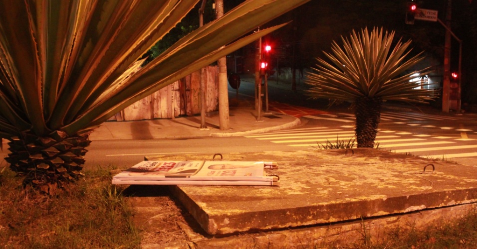 19/9/2014 - Um dos 30 cavaletes desmontados do candidato a deputado federal Roberto Freire (PPS) que passaram a noite no canteiro central da avenida Pacaembu, na zona oeste de São Paulo