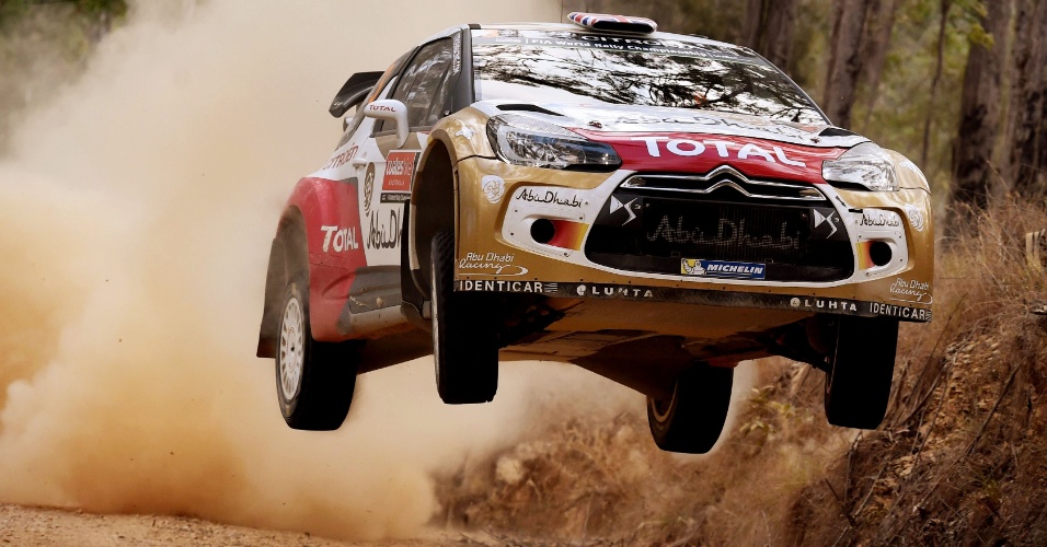 12.set.2014 - O piloto inglês Kris Meeke salta com seu carro durante o quinto estágio do Rally Mundial da FIA, perto de Bellingen, na Austrália