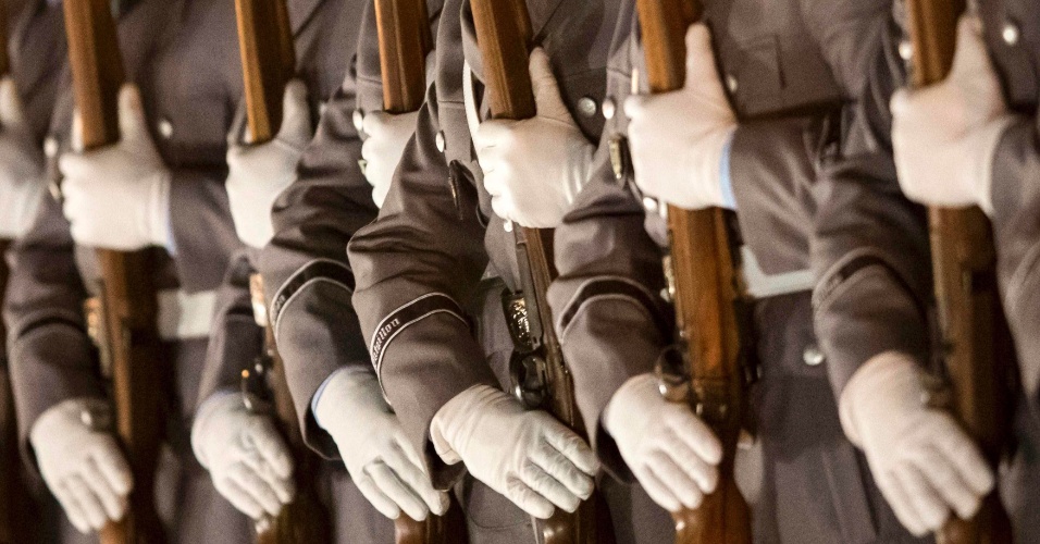 12.set.2014 - Soldados seguram rifles durante apresentação de banda militar, no Ministério da Defesa, em Berlim (Alemanha)