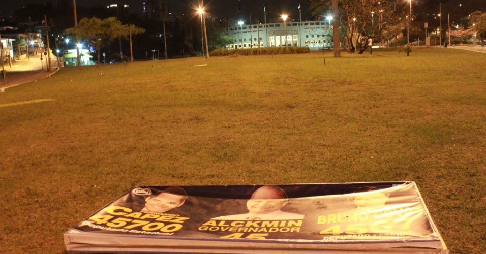 19/9/2014 - Um dos seis cartazes do governador Geraldo Alckmin (PSDB) e dos candidatos tucanos a deputado Bruno Covas e Fernando Capez encontrados em horário proibido nas imediações do estádio do Pacaembu