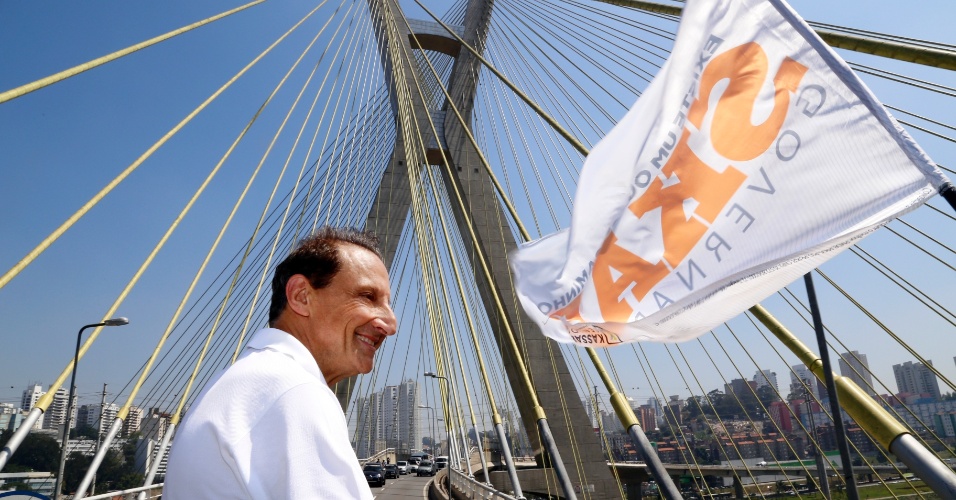 13.set.2014 - O candidato ao governo de São Paulo pelo PMDB, Paulo Skaf, participou de uma carreata com correligionários e apoiadores pelas ruas da capital paulista neste sábado (13)