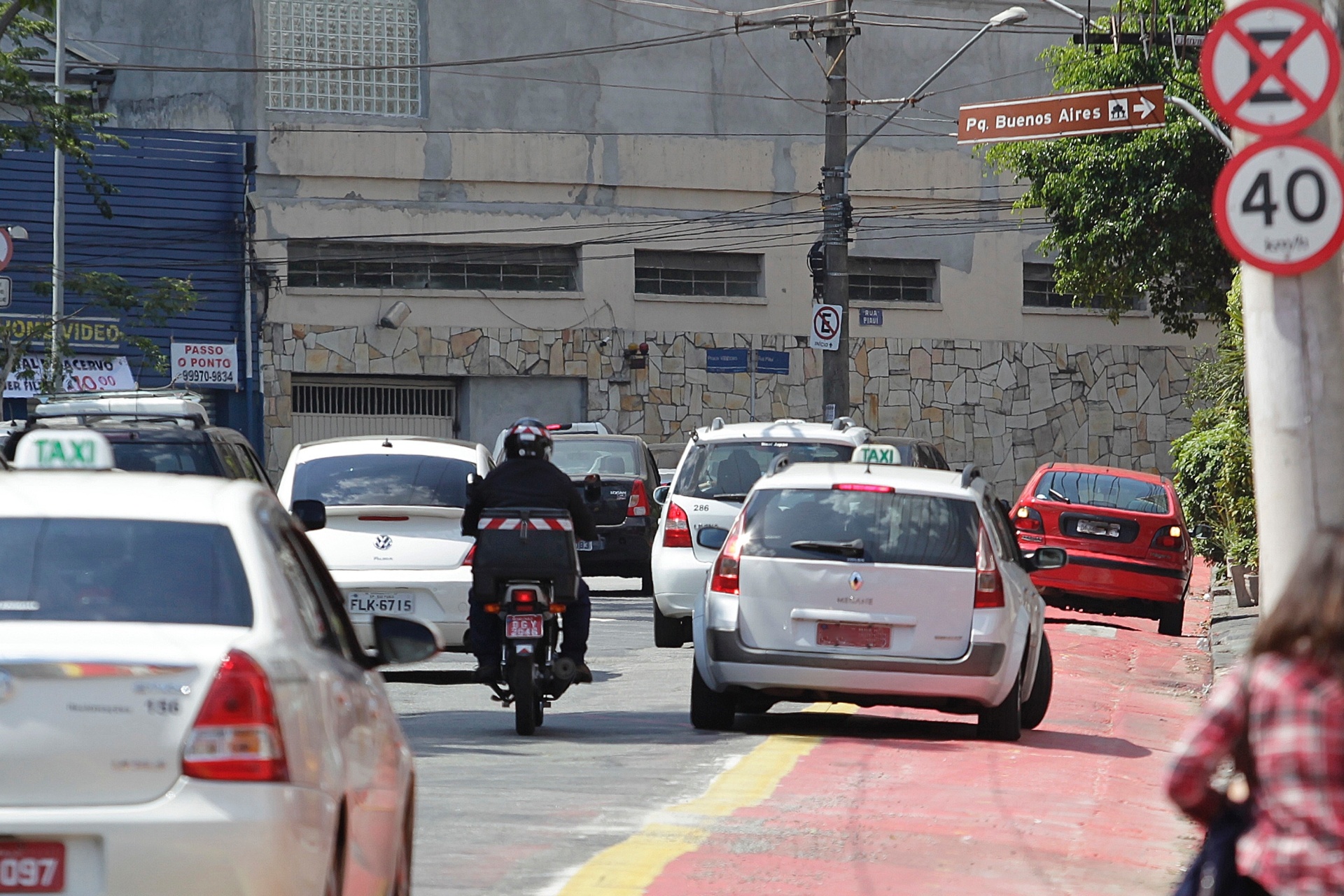 11.set.2014 - Carro invade trecho da ciclovia Pacaembu na rua Armando Penteado, no bairro de Higienópolis, na zona central São Paulo. No local, muitos carros param sobre a ciclovia para o embarque e desembarque de passageiros na praça Vilaboim, às vésperas da inauguração do novo trecho da ciclovia em São Paulo, realizado no dia 13 - Reinaldo Canato/UOL