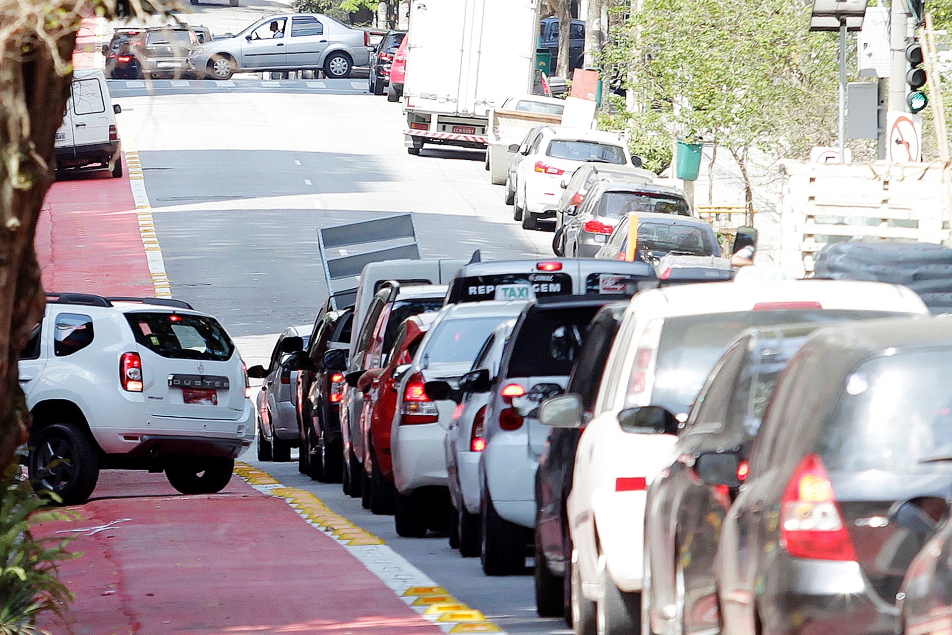 11.set.2014 - Carro passa por trecho da ciclovia Pacaembu na rua Piauí, em Higienópolis, zona central de São Paulo. Em vários trechos, carros invadem a ciclovia em conversões ou para acessar garagens, às vésperas da inauguração do novo trecho de ciclovias em São Paulo, no dia 13 de setembro - Reinaldo Canato/UOL