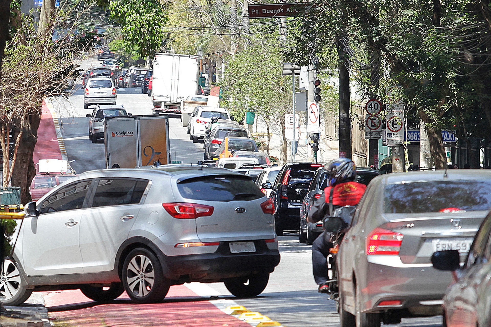 11.set.2014 - Em vários pontos da rua Piauí, em Higienópolis, na zona central de São Paulo, carros passam pela ciclovia Pacaembu para fazer conversões à direita ou à esquerda e entrar e sair de garagens. Às vésperas da inauguração do novo trecho das ciclovias em São Paulo, realizada no dia 13 de setembro, muitos motoristas aproveitaram para usar a faixa - Reinaldo Canato/UOL