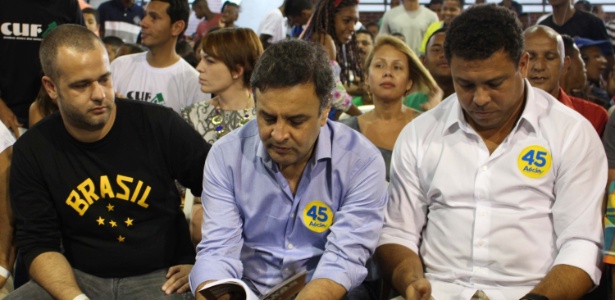 Aécio Neves participa, ao lado de Ronaldo, do lançamento do livro "Um país chamado favela"