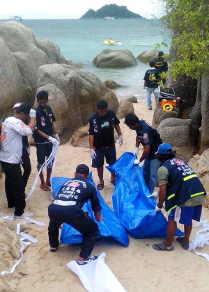 Corpos dos dois britânicos são recolhidos em praia da ilha de Koh Tao, na Tailândia  - Reuters