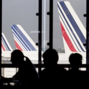 Aviões da Air France que não decolaram nesta segunda-feira (15) em Orly, na França - Kenzo Tribouillard/AFP