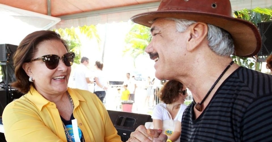 O ator Jackson Antunes é apoiador da candidatura de Aécio Neves (PSDB) à Presidência. Na foto, ele aparece com a mãe do tucano, Inês Maria