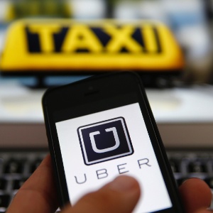 Tela de smartphone mostra aplicativo Uber, que permite pedir taxi pelo celular - Kai Pfaffenbach/Reuters