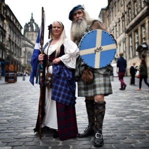 Ativistas pró-independência posam vestindo roupas tradicionais escocesas em Edimburgo, na Escócia, antes do referendo que decidirá se o país se separa do Reino Unido ou não - Bem Stansall/ AFP