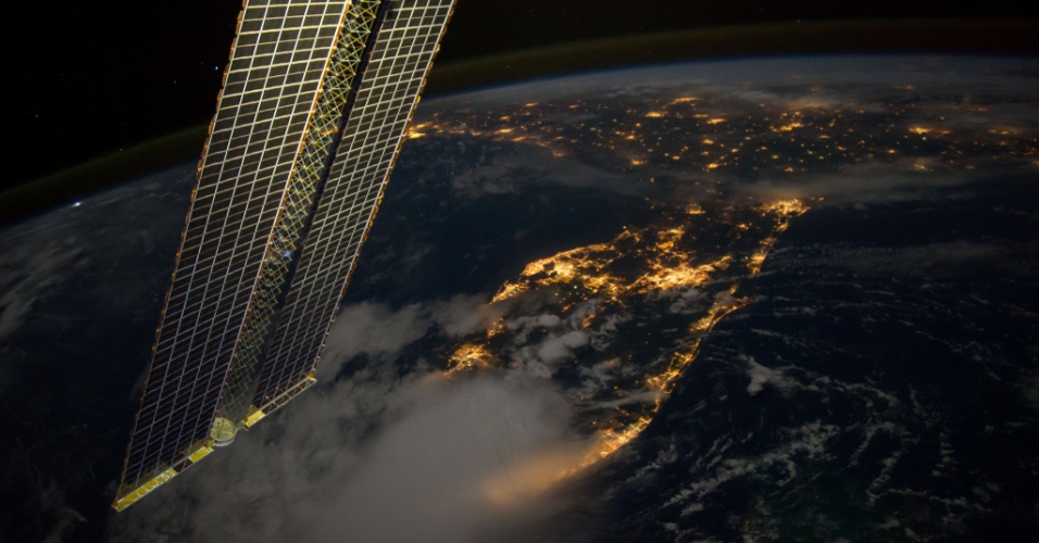 16.set.2014 - O astronauta da Nasa Reid Wiseman publicou esta imagem, feita da ISS (Estação Espacial Internacional), que mostra da Flórida até Louisiana, nos EUA, pouco antes do amanhecer, no dia 12 de setembro. Wiseman, o comandante Max Suraev e o engenheiro de voo Alexander Gerst começaram a primeira semana de trabalho nesta segunda-feira