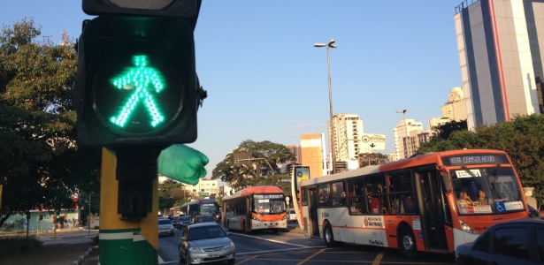 Semáforo para pedestres na avenida Rebouças com a avenida Brasil, em São Paulo - Gabriela Fujita/UOL