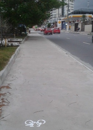 Trecho de obra de calçada compartilhada na avenida Álvaro Botelho Maia, em Manaus. Cicloativistas de Manaus reclamam da qualidade da obra e da falta de infraestrutura na cidade para os ciclistas - Reprodução/Facebook