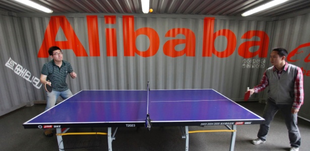 Funcionários jogam tênis de mesa dentro do escritório sede da Alibaba Technology Co. Ltda., nos arredores de Hangzhou, província de Zhejiang, na China - Steven Shi/Reuters