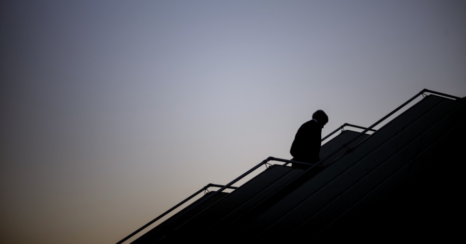 16.set.2014 - O secretário de Estado americano John Kerry embarca em seu avião, após encontro com líderes de outros países para discutir a ofensiva americana contra os militantes do Estado Islâmico, no aeroporto Charles de Gaulle, em Paris (França