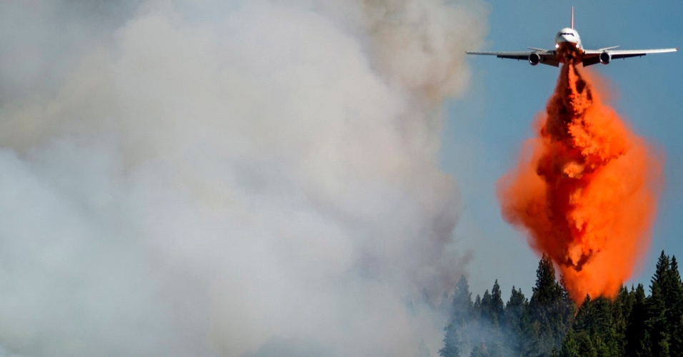 17.set.2014 - Avião despeja produto químico para tentar conter as chamas durante incêndio perto de Fresh Pond, na Califórnia (EUA)