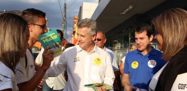 Os candidatos Rodrigo Rollemberg (PSB), que tenta o governo do Distrito Federal, e Reguffe (PDT, à direita), que tenta o Senado, fazem caminhada em Taguatinga