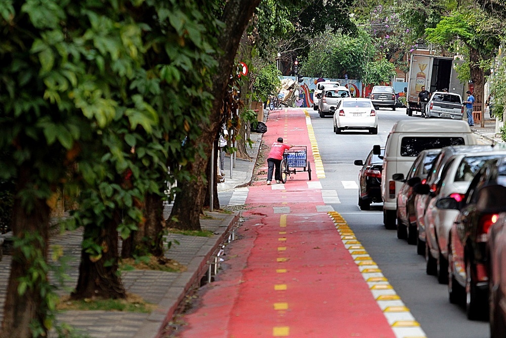 17.set.2014 - Carroceiro invade a faixa exclusiva para ciclistas em trecho da ciclovia Pacaembu, que corta o bairro de Higienópolis, na zona central da cidade