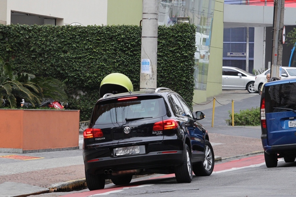 17.set.2014 - Veículos invadem a faixa exclusiva para ciclistas na avenida Rouxinol, em Moema, na zona sul de São Paulo. Muitos motoristas estacionam carros para deixar passageiros ou fazer compras