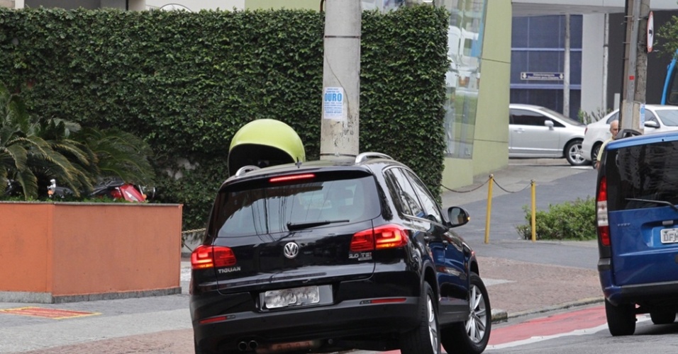 17.set.2014 - Veículos invadem a faixa exclusiva para ciclistas na avenida Rouxinol, em Moema, na zona sul de São Paulo. Muitos motoristas estacionam carros para deixar passageiros ou fazer compras