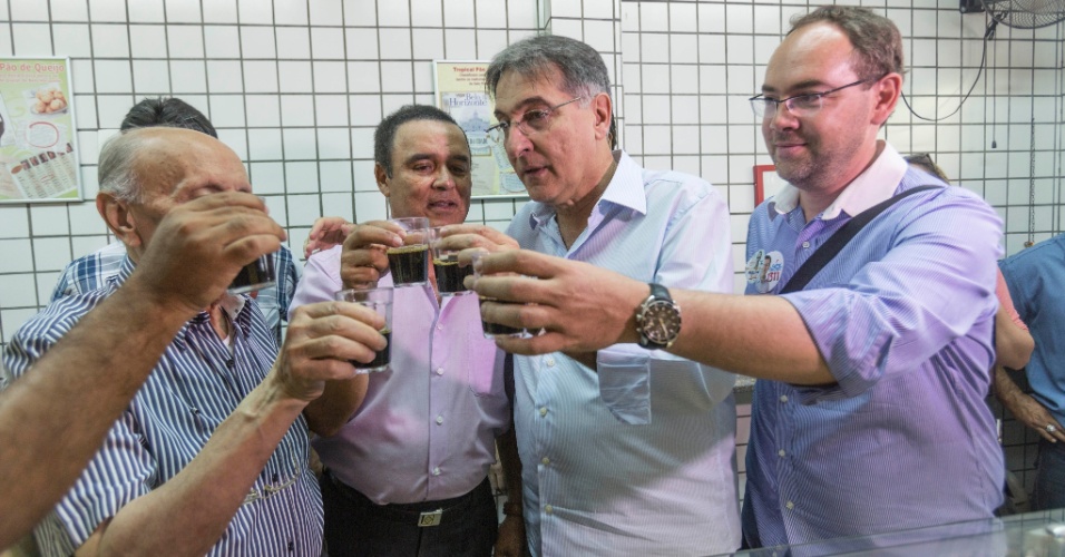 17.set.2014 - O candidato do PT ao governo do Estado de Minas Gerais, Fernando Pimentel (segundo da direita para a esquerda), toma café no centro de Belo Horizonte durante campanha nesta quarta-feira