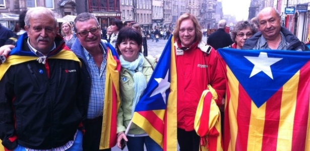 Manifestantes carregam bandeira da Catalunha durante plebiscito na Escócia - BBC Brasil