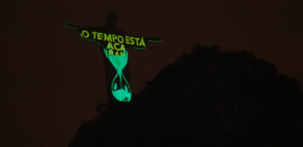 Estátua do Cristo Redentor recebe iluminação especial pela mudança de atitude em prol do uso de energias limpas - Alessandro Buzas/Agência o Dia/Estadão Conteúdo