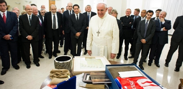 O papa Francisco recebe presentes de integrantes da delegação do Congresso de Judeus Latino-americanos, no Vaticano - AFP