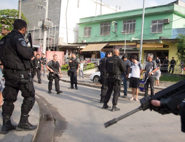 Policiais civis prenderam na manhã desta quinta-feira (18) suspeitos de envolvimento com o tráfico de drogas no Complexo do Alemão, zona norte do Rio - Márcia Foletto/Agência O Globo