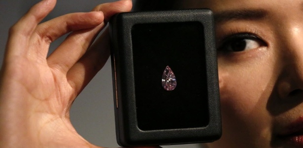 Diamante rosa de 8,41 quilates é apresentado pela casa de leilões Sotheby"s - Bobby Yip/Reuters