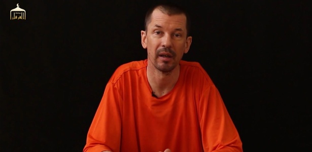 Imagem retirada de vídeo divulgada pelo Estado Islâmico no YouTube mostra o jornalista britânico John Cantlie em local não identificado - YouTube/Reprodução/AFP