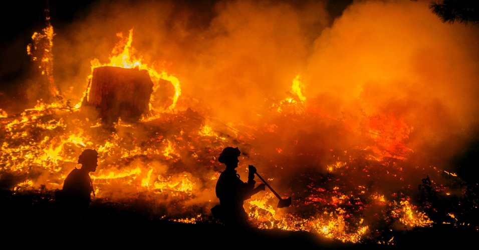 18.set.2014 - Bombeiros trabalham para conter as chamas em Fresh Pond, na Califórnia (EUA)