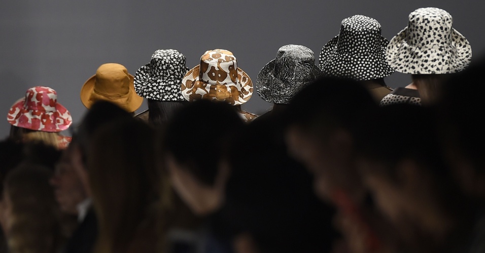 18.set.2014 - Detalhe dos chapéus das modelos durante o desfile da marca Max Mara, na Semana da Moda de Milão, na Itália