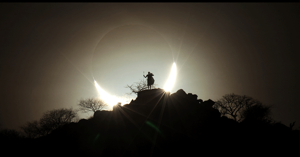 19.set.2014 - A figura de uma silhueta sob o pano de fundo de um horizonte na savana do Quênia é um eclipse solar híbrido raramente visto. Essa foto foi feita por Eugen Kamenew, da Alemanha, e ganhou o primeiro lugar na categoria Pessoas e Espaço