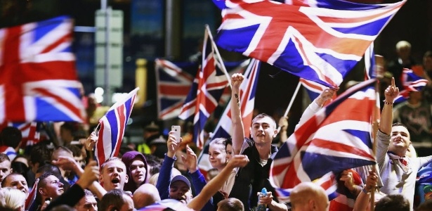 Manifestantes cantam e agitam bandeiras na George Square, em Glasgow, Escócia, após o resultado do referendo que indicou a permanência do país no Reino Unido - Cathal McNaughton/ Reuters