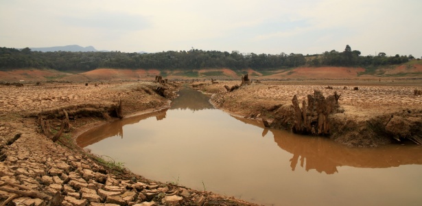 Represa Jaguari-Jacareí, no interior de São Paulo, afetada pela seca. Falta de água tem causado disputas com o Rio de Janeiro pelo represamento de rios como o Jaguari - Luis Moura/Estadão Conteúdo 