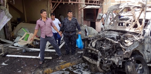 Carro fica queimado após atentado à bomba em Kirkuk, no Iraque - Marwan Ibrahim/AFP -19.set.2014