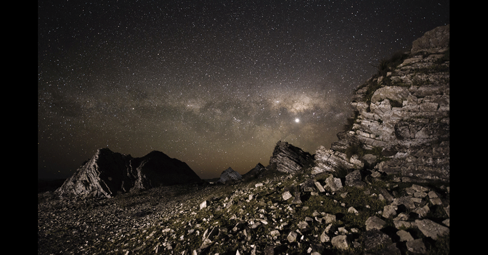 19.set.2014 - O Prêmio Sir Patrick Moore para Melhor Revelação foi para Chris Murphy, que fotografou as formações rochosas da região Wairarapa na Nova Zelândia sob nuvens em toda a Via Láctea