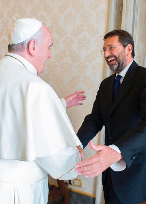 Ignazio Marino ri depois de ouvir uma piada do papa Francisco - Osservatore Romano/Reuters