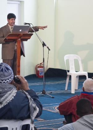 Taj Hargey faz um sermão durante a cerimônia oficial de abertura da mesquita