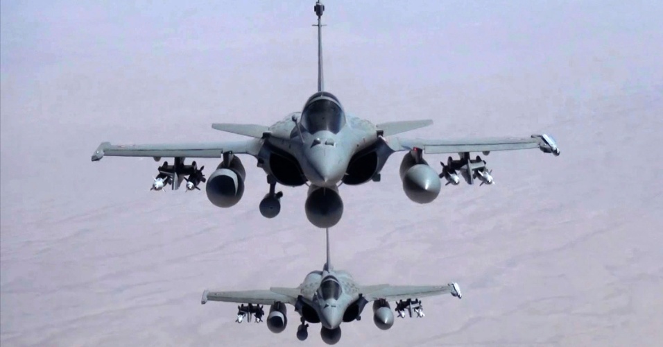 19.set.2014 - Caças franceses Rafale voam em formação, durante missão que saiu da base aérea Al-Dhafra para realizar ataque aéreo no Iraque. A imagem foi cedida pelo setor de comunicação do ministério da defesa da França
