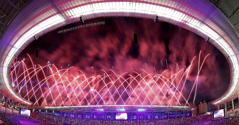 19.set.2014 - Fogos de artifício explodem durante a cerimônia de abertura dos Jogos Asiáticos, em Incheon, na Coreia do Sul