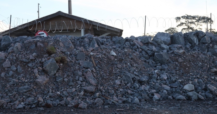 "Muro de pedras" construído pela Norte Energia em Vitória do Xingu, para impedir novas ocupações