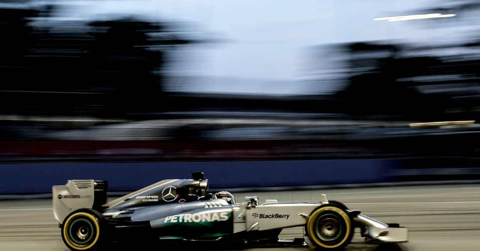 19.set.2014 - Foto em baixa velocidade mostra o piloto de Fórmula 1 Lewis Hamilton durante o primeiro dia dos treinos livres para o Grande Prêmio de Cingapura, no circuito de rua Marina Bay